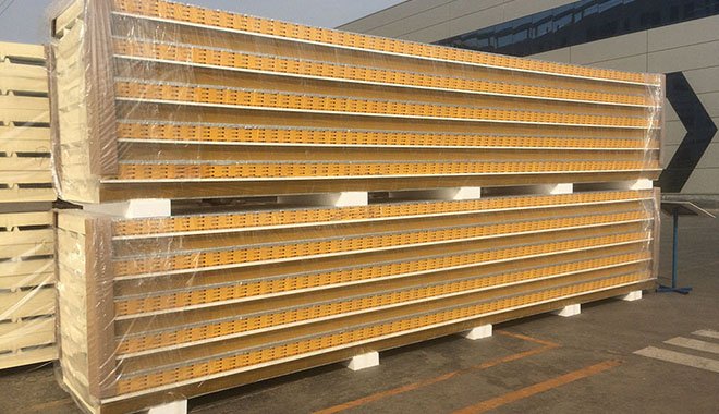 Carga contenedores de paneles sándwich Pu para clientes del proyecto Villa de Nueva Zelanda